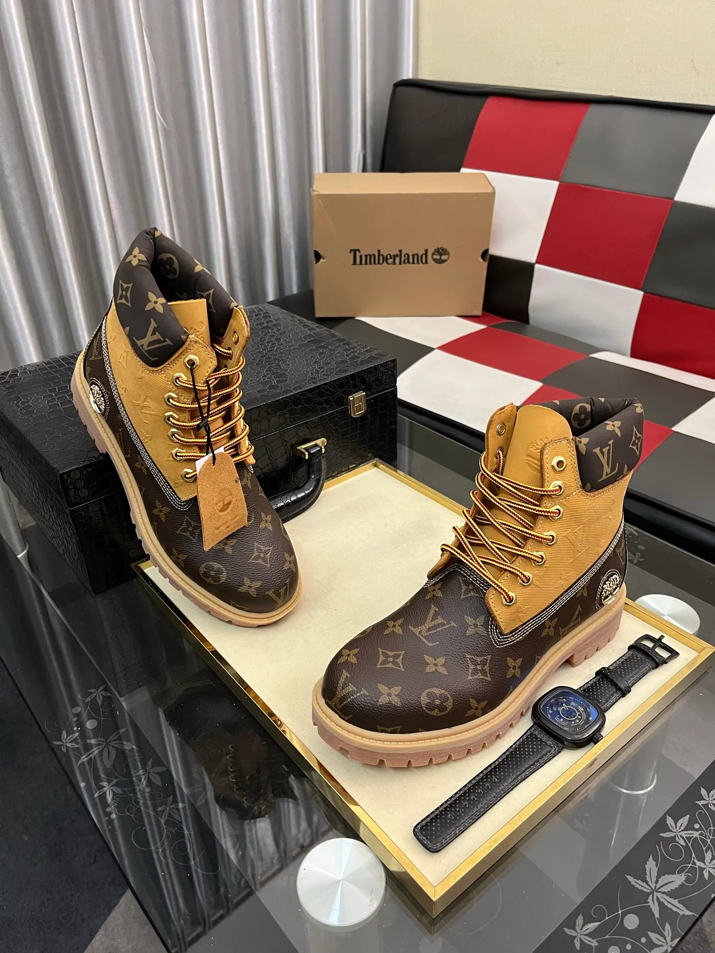 Ex-factory price: 458⌚️⌚️LV x Timberland Timberland joint model Presbyopia Embossed Rhubarb Boots Ankle Boots Short Boots LV x Timberland ankle boots are made of Monogram embossed waterproof nubuck cow leather, relying on the brand's exquisite craftsmanship to carefully reshape the classic Timberland 6-inch boot shape in Italy, with an eye-catching American workwear style. Created by Pharrell Williams 2025 autumn and winter menswear show. Monogram embossed tongue, original Timberland laces and outsole are exquisite details, and the leather label expresses the cooperation logo. Exquisite packaging at the delivery counter🛍📦 ▪️Material: Original customized imported first-layer cowhide ▪️Inner lining: Original customized leather lining/mesh lining ▪️Outsole: Original molded rubber material ▪️Sole thickness: 3.5CM ▪️Size: 38-44